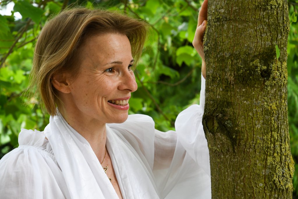 Nahizji freudig am Baum